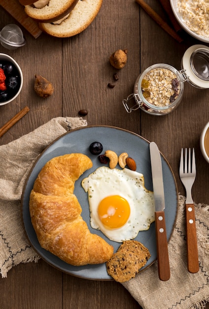 Bovenaanzicht zelfgemaakte croissant met ei op een plaat