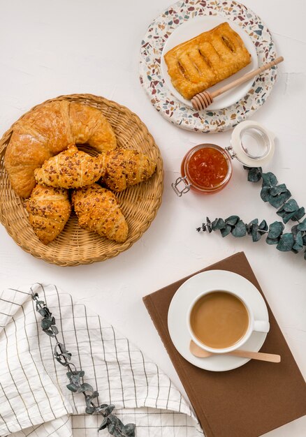 Bovenaanzicht zelfgemaakte croissants met koffie