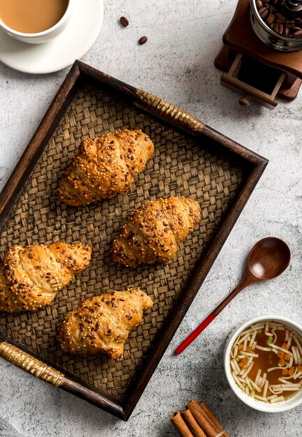 Bovenaanzicht zelfgemaakte croissants op een dienblad