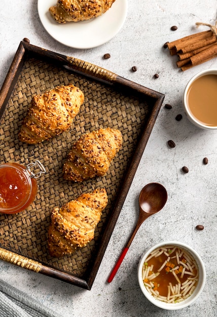 Gratis foto bovenaanzicht zelfgemaakte croissants op een dienblad