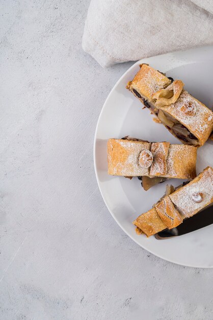 Bovenaanzicht zelfgemaakte gebakjes op een bord