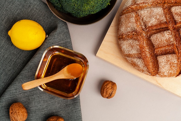 Bovenaanzicht zelfgemaakte honing en smakelijk brood