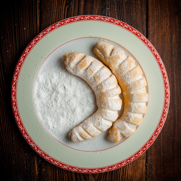 Bovenaanzicht zelfgemaakte koekjes in plaat op houten tafel