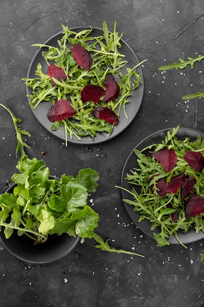 Bovenaanzicht zelfgemaakte salade op donkere plaat
