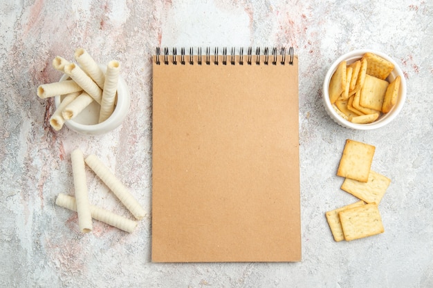 Bovenaanzicht zoete koekjes met crackers op witte tafel candy biscuit cookie