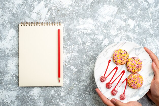 Bovenaanzicht zoete koekjes met room op witte achtergrond cookie biscuit sugar pie cake zoete thee