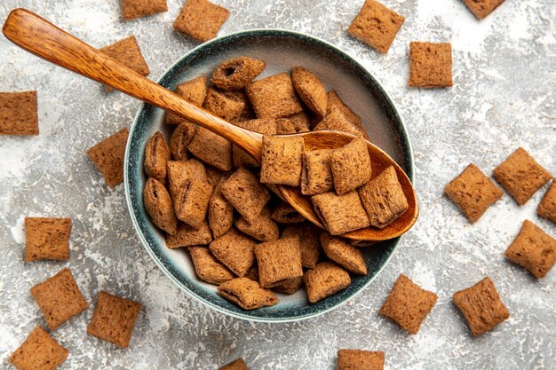 Bovenaanzicht zoete kussenkoekjes op wit