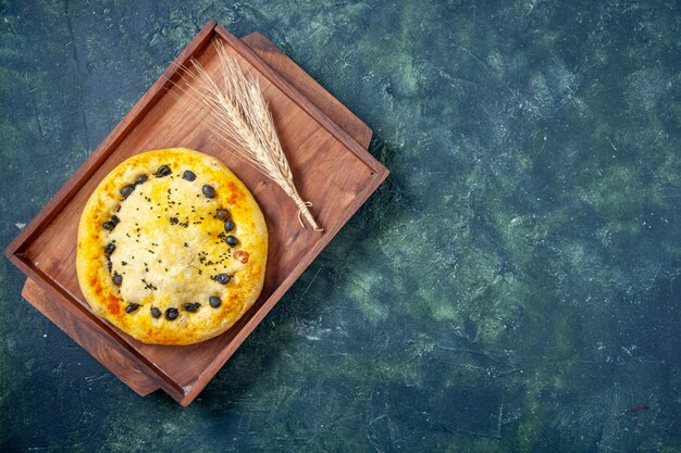 Bovenaanzicht zoete taart in houten bureau op donkerblauwe achtergrond hotcake fruit bak taart taart koekje dessert gebak bak vrije ruimte