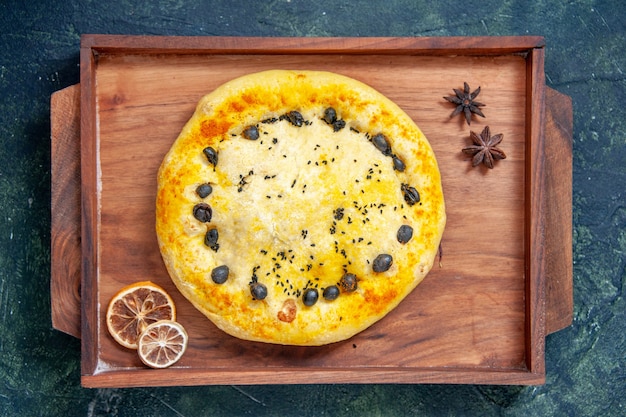 Bovenaanzicht zoete taart in houten bureau op donkerblauwe achtergrond taart taart bak dessert gebak koekje fruit hotcake