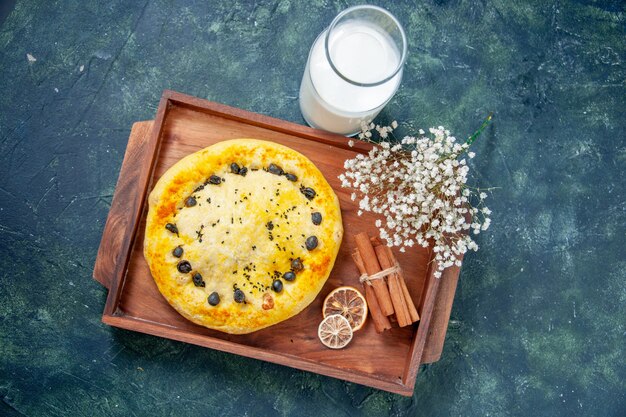 Bovenaanzicht zoete taart in houten bureau op een donkerblauwe achtergrond fruit bak taart taart bak cookie hotcake dessert gebak