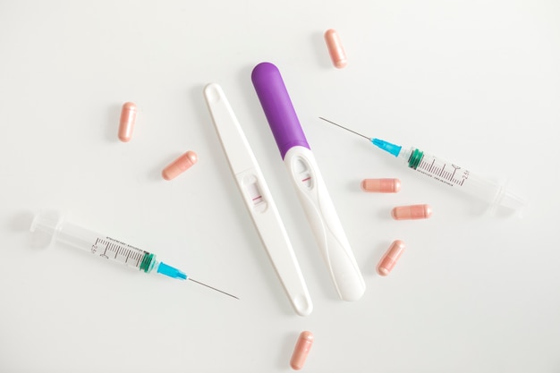 Bovenaanzicht zwangerschapstesten en medicijnen