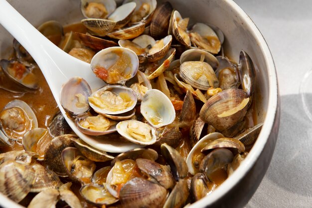Bovenbeeld lepel die schelpen uit de schaal haalt