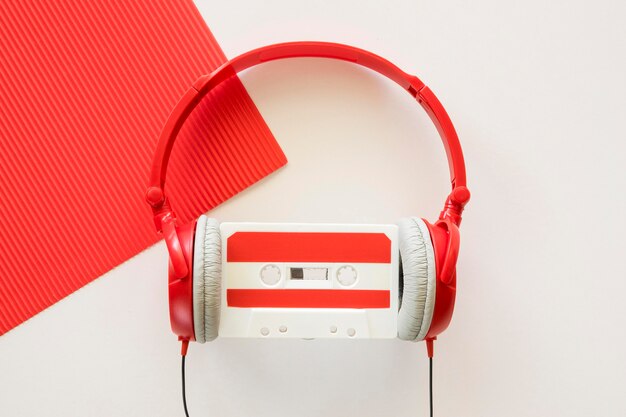Bovenbeeld van het muziekconcept van de koptelefoon