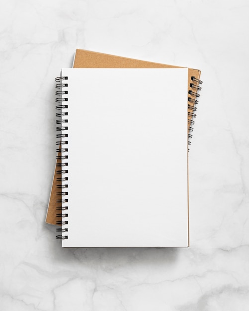 Bovenbeeld van notitieboeken op tafel