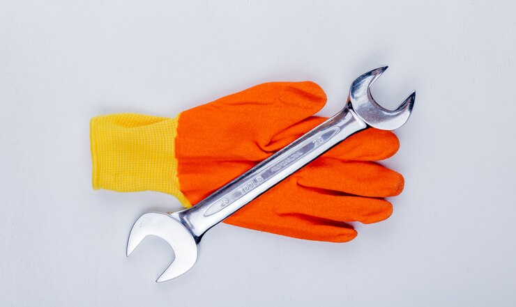 Gratis Foto bovenbeeld van schroevendraaier op handschoen op witte achtergrond