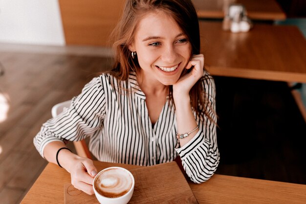 Bovenop geschoten van mooi schattig meisje in trendy blouse