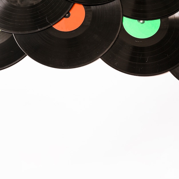 Bovenrand gemaakt met zwart vinyl record op witte achtergrond