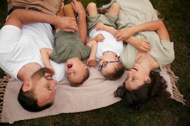 Bovenstaande ouders en kind liggend op de grond