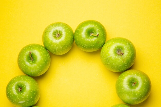 Bovenste close-up groene appels zes smakelijke groene appels op tafel