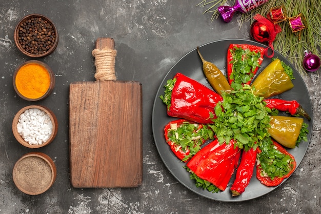 Gratis foto bovenste close-up schotel paprika op de plaat de snijplank specerijen kerstboom speelgoed