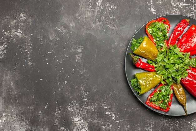 Bovenste close-up weergave kleurrijke peper verschillende soorten paprika's met kruiden op tafel