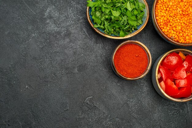 Bovenste close-up weergave linzen kommen van linzen kruiden tomaten specerijen