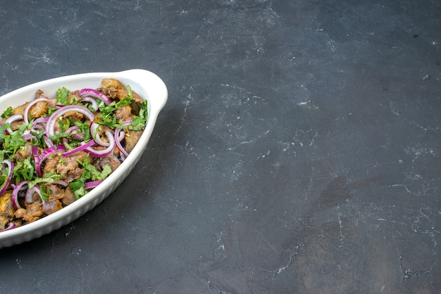 Bovenste halve weergave smakelijke kebabkom op zwarte tafel