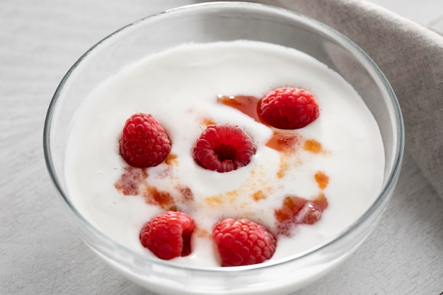 Gratis foto bowl met yoghurt en frambozen