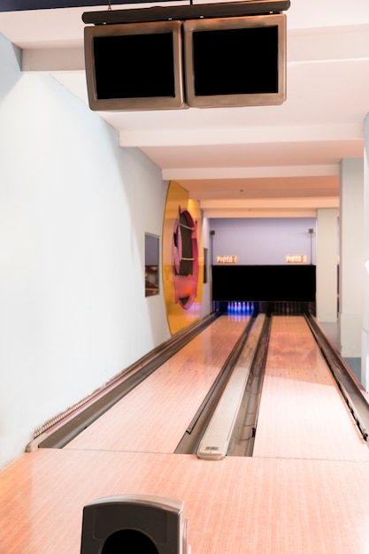 Gratis foto bowlingbaanbanen met houten vloer