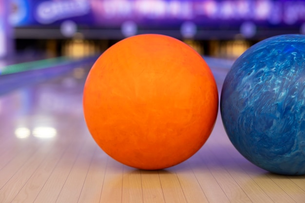 Gratis foto bowlingballen arrangement stilleven