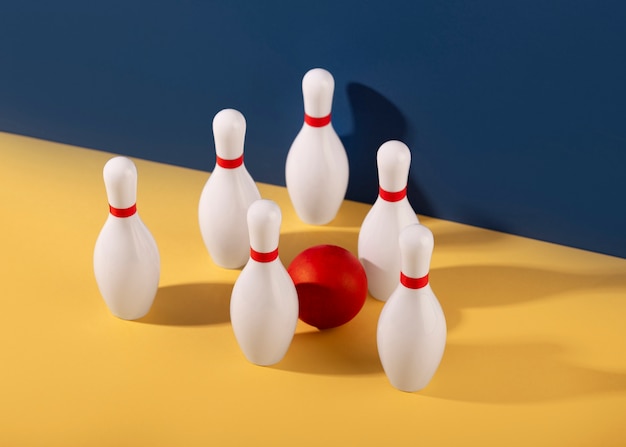 Gratis foto bowlingkegels en balarrangement