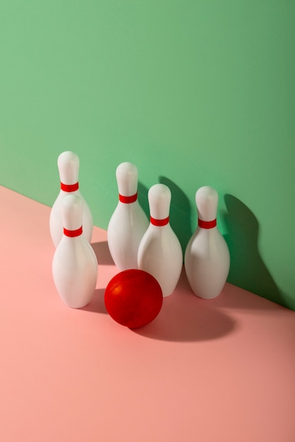 Gratis foto bowlingkegels en balarrangement