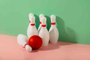 Gratis foto bowlingkegels en balarrangement