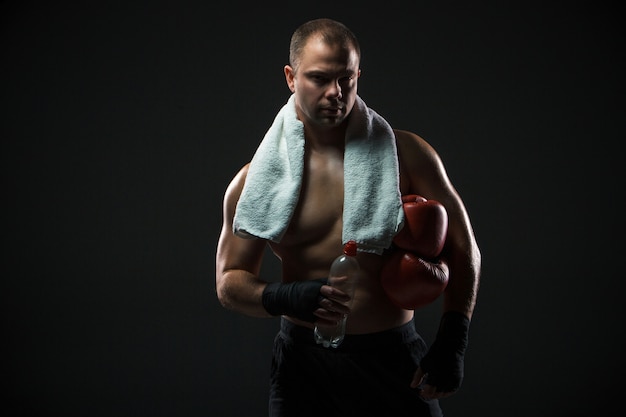 Boxer rusten met water en een handdoek na de training