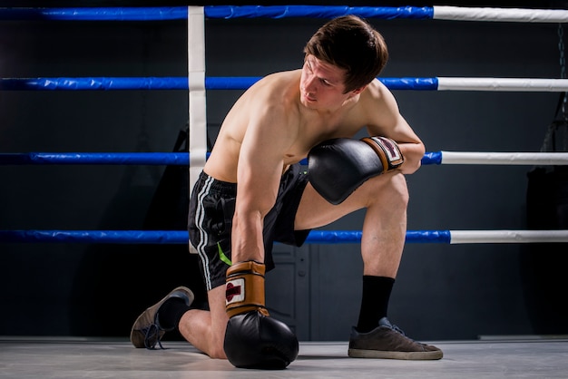 Gratis foto boxerjongen het stellen bij de gymnastiek