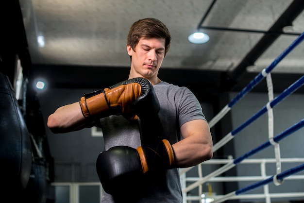 Boxerjongen het stellen bij de gymnastiek