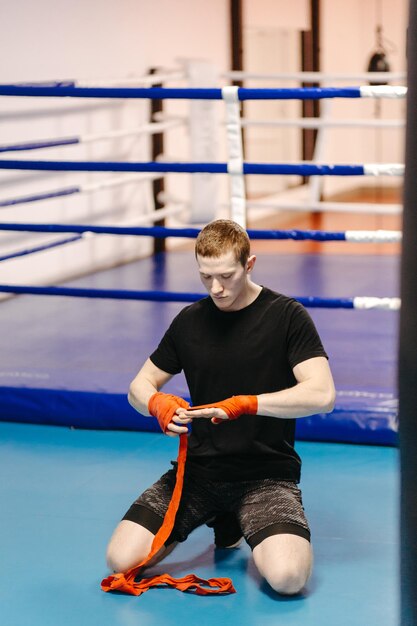 Boxers trainen in de ring en in de sportschool