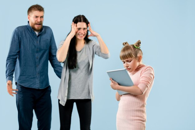 Boze ouders die hun dochter thuis uitschelden