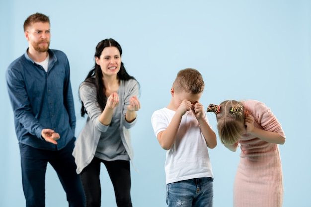 Gratis foto boze ouders die hun kinderen uitschelden