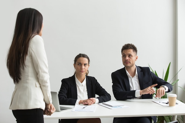 Boze stafmedewerker die op polshorloge berispende werknemer richten want laat het zijn