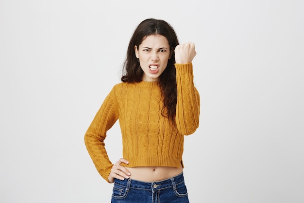 Gratis foto boze vrouw die vuist schudt, iemand bedreigt of uitscheldt