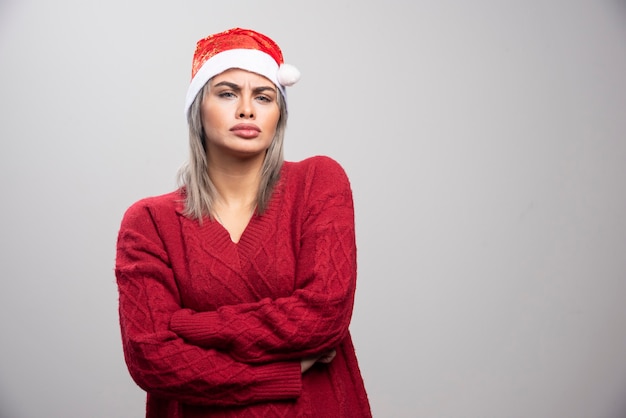 Boze vrouw in kerstmuts op zoek naar haar kant.