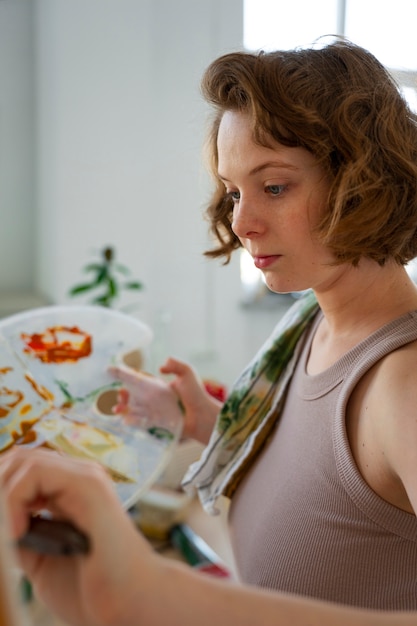 Braless vrouw die binnen werkt