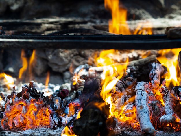 Brandend brandhout met felle vlammen en flikkerende kolen