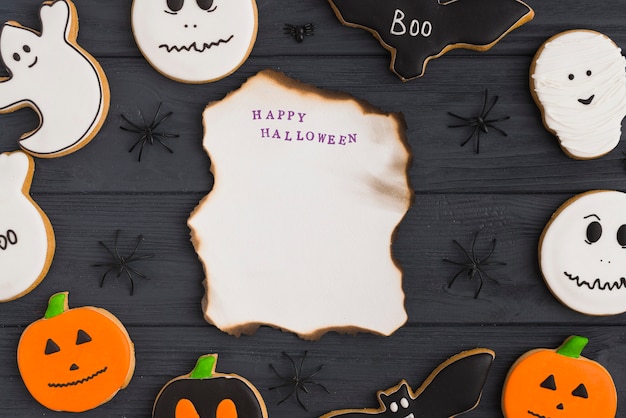 Brandend papier tussen Halloween-peperkoek en versieren van spinnen