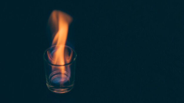 Brandend tequilaglas op donkere achtergrond