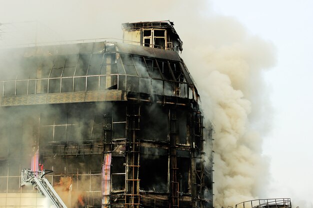 Brandend winkelcentrum of winkelcentrum met rook