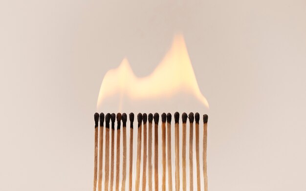 Gratis foto brandende lucifers arrangement stilleven