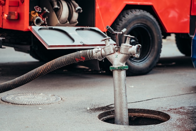 Gratis foto brandkraan in gebruik tijdens een structuurbrand