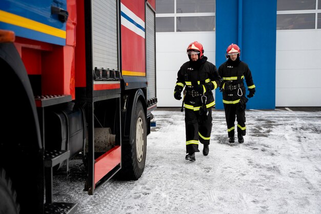 Brandweerlieden klaar voor zijn missie